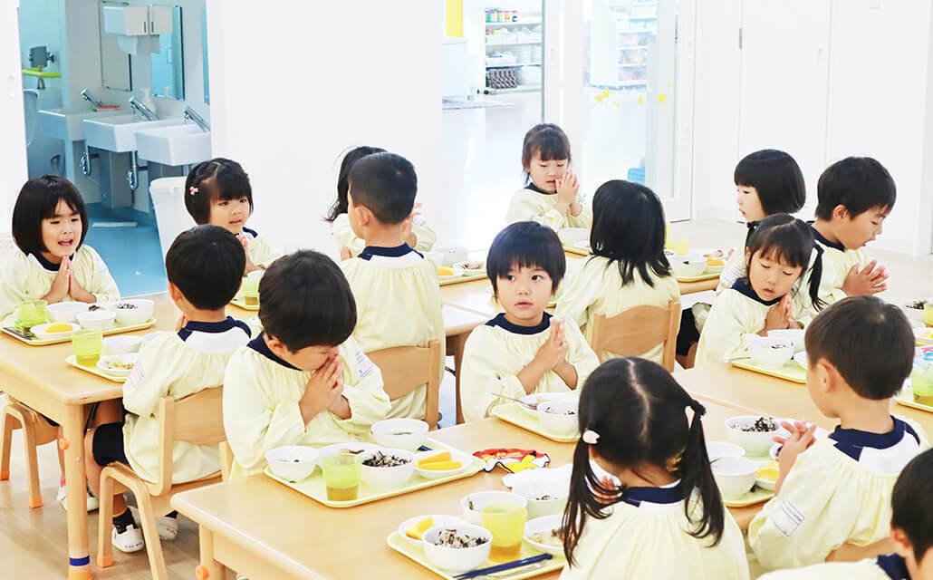 3歳から5歳児は定期的に合同ランチを実施☆